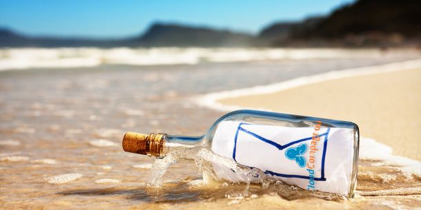 Aangespoelde flessenpost met e-mail en cloudcompagnon logo