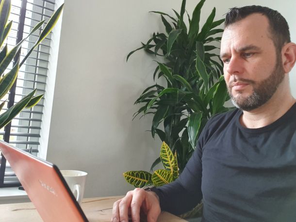 Thuiswerken aan de keukentafel